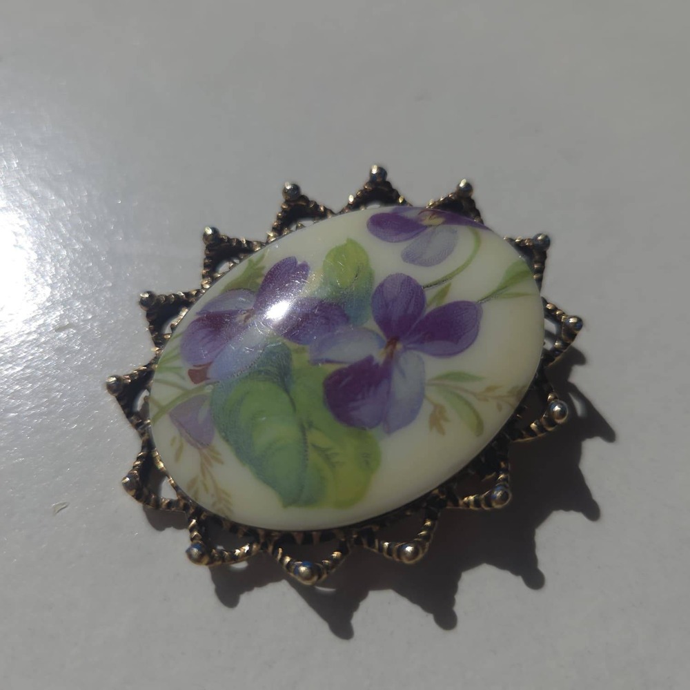 Vintage English Floral Violet Brooch Womens Gold Purple Victorian Style - Picture 3 of 5